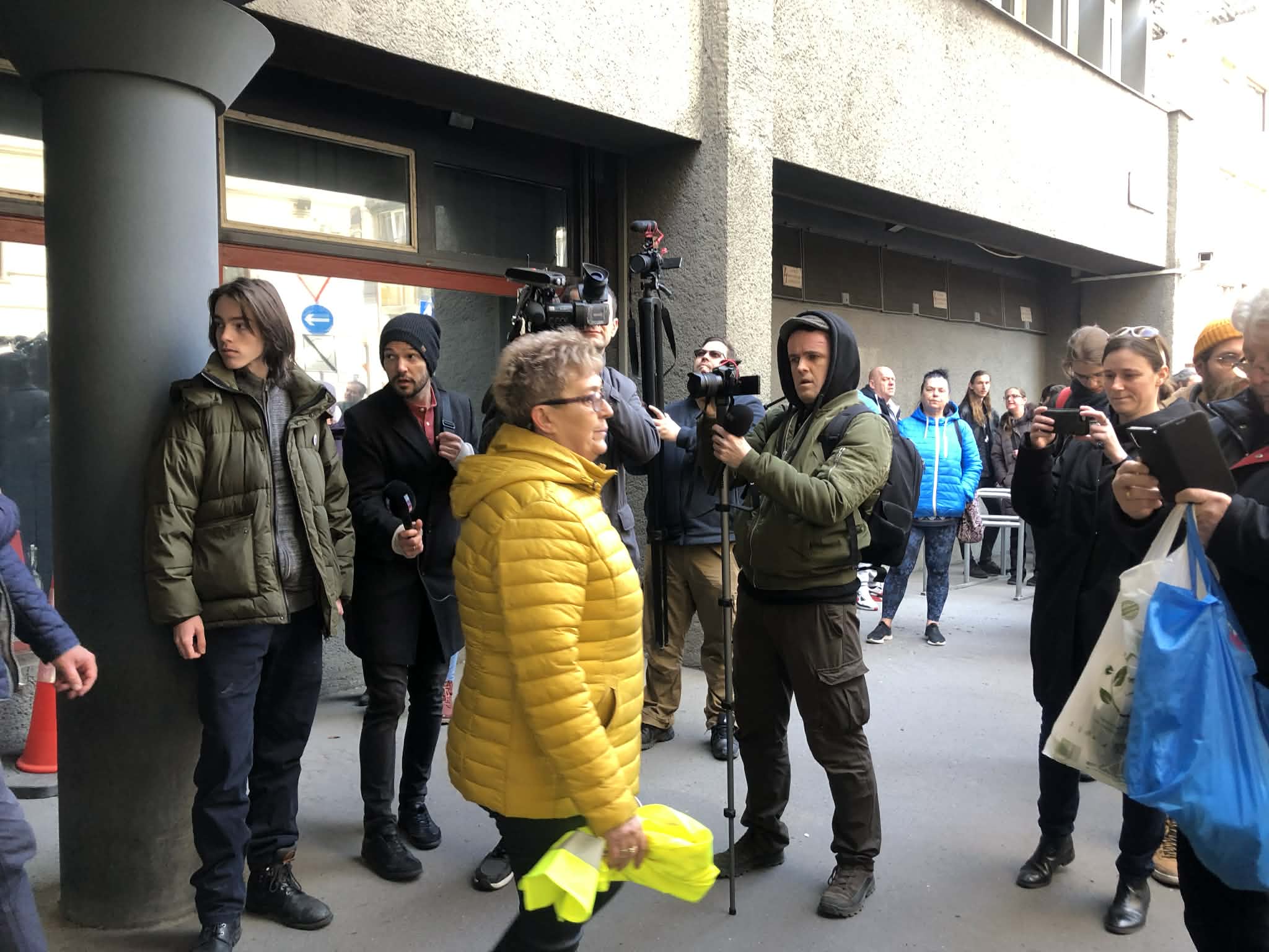 Kemény Ilona, a Postások Független Érdekvédelmi Szövetségének szervezője a postai dolgozók béremeléséért tartott demonstráción.