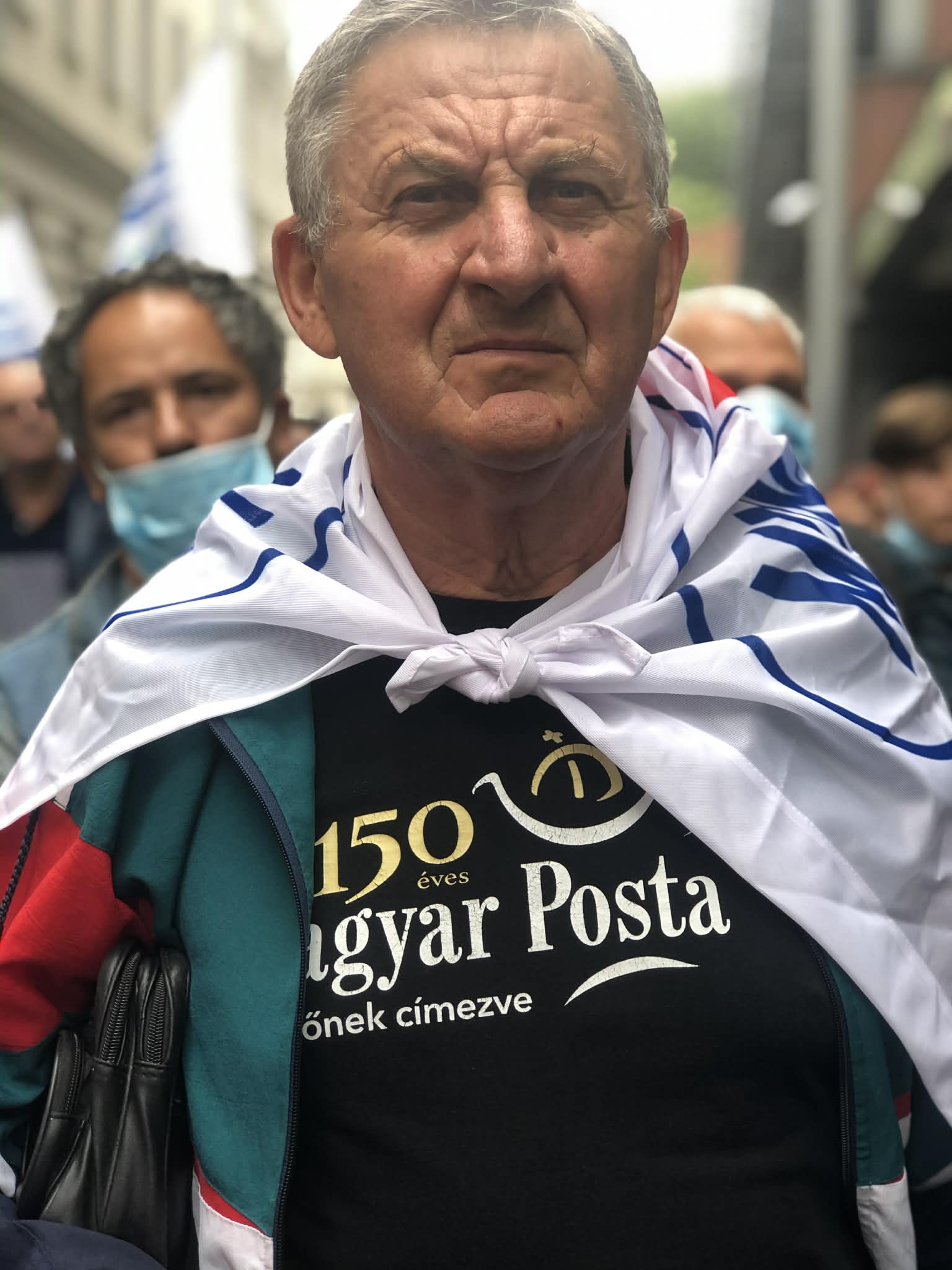 A postások béremeléséért szervezett demonstráció egyik résztvevője Magyar Posta feliratú pólóban.