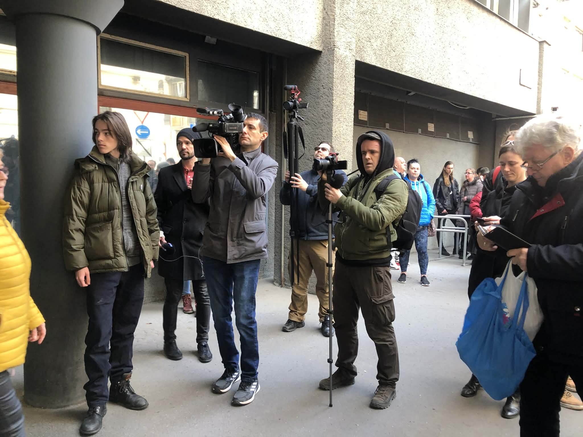 A postai dolgozók béremeléséért szervezett demonstrációt jelentős médiaérdeklődés kísérte a Gazdaságfejlesztési Minisztérium előtt.
